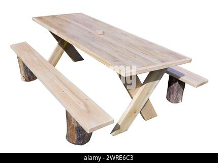 Une table et des bancs faits à la main pour le bois de pin. Isolé sur blanc Banque D'Images