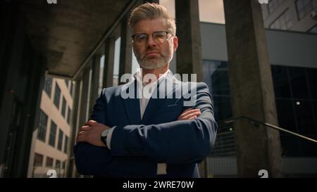 Portrait d'affaires à l'extérieur dans la ville chef de travail principal propriétaire d'entreprise d'âge moyen homme d'affaires caucasien regardant la caméra posant près de l'immeuble de bureaux Banque D'Images