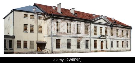 Ancien bâtiment abandonné avec toit de tuiles rouges. Isolé sur blanc Banque D'Images