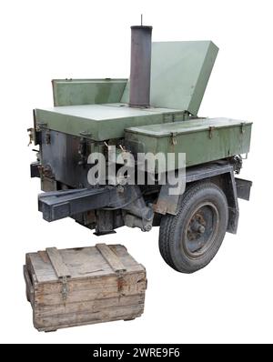 Ancienne cuisine de terrain de l'armée sur roues. Isolé sur blanc Banque D'Images