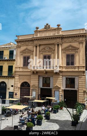 Palerme, Italie - 13 mai 2023 : façade du théâtre Bellini avec des gens autour de la vieille ville de Palerme, Sicile, Italie Banque D'Images