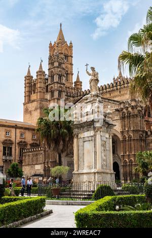 Palerme, Italie - 13 mai 2023 : façade de la cathédrale de Palerme avec des gens autour dans la vieille ville de Palerme, Sicile, Italie Banque D'Images