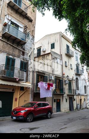 Palerme, Italie - 13 mai 2023 : rue de la vieille ville de Palerme, Sicile, Italie Banque D'Images