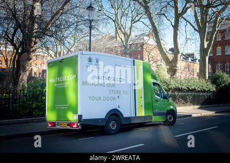 LONDRES - 16 JANVIER 2024 : camion de livraison Waitrose sur la chute des achats de nourriture dans la rue résidentielle Banque D'Images