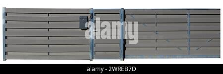 Solide nouvelle clôture avec porte et boîte aux lettres. Isolé sur blanc Banque D'Images