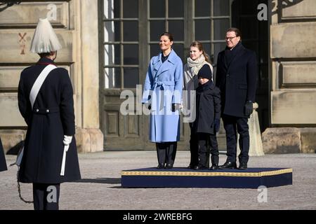 Stockholm, Suède. 12 mars 2024. La princesse Victoria, la princesse Estelle, le prince Oscar et le prince Daniel célèbrent la fête du nom de Victoria dans la cour intérieure du Palais Royal de Stockholm, Suède, le 12 mars 2024. Photo : Fredrik Sandberg/TT/Code 10080 crédit : TT News Agency/Alamy Live News Banque D'Images