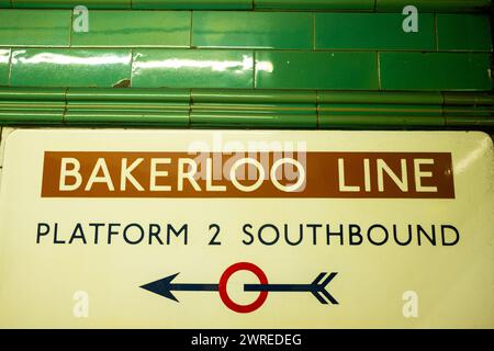 LONDRES - 24 JANVIER 2024 : panneau Bakerloo Line à la station de métro Warwick Avenue Banque D'Images