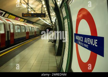 LONDRES - 24 JANVIER 2024 : Warwick Avenue Underground Station, une station de métro dans le quartier de Little Venice dans le nord-ouest de Londres Banque D'Images