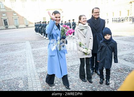 Stockholm, Suède. 12 mars 2024. La princesse Victoria, la princesse Estelle, le prince Oscar et le prince Daniel célèbrent la fête du nom de Victoria dans la cour intérieure du Palais Royal de Stockholm, Suède, le 12 mars 2024. Photo : Fredrik Sandberg/TT/Code 10080 crédit : TT News Agency/Alamy Live News Banque D'Images