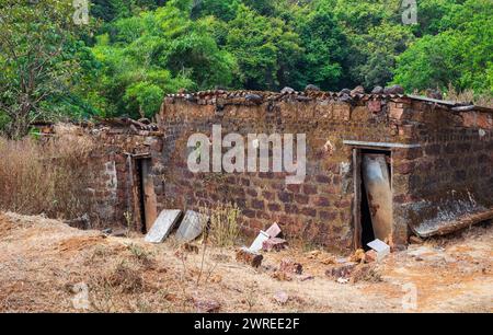 Bâtiment détruit ou maison en pierre en ruine. Maison en pierre abandonnée entourée de forêt. Ancienne maison historique abandonnée en pierre en Inde. STO traditionnel Banque D'Images