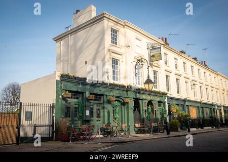 LONDRES - 24 JANVIER 2024 : le pub Warwick Castle à Little Venice, Maida Vale. Quartier haut de gamme du centre-ouest de Londres Banque D'Images