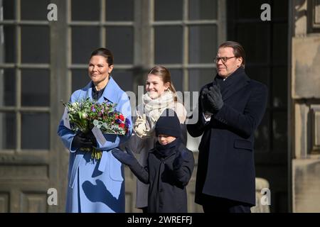 Stockholm, Suède. 12 mars 2024. La princesse Victoria, la princesse Estelle, le prince Oscar et le prince Daniel célèbrent la fête du nom de Victoria dans la cour intérieure du Palais Royal de Stockholm, Suède, le 12 mars 2024. Photo : Fredrik Sandberg/TT/Code 10080 crédit : TT News Agency/Alamy Live News Banque D'Images