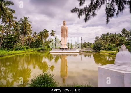 Peralyia Bouddha statue sur place, où ont été tués en 2004 des milliers de personnes dans la catastrophe du tsunami. C'est une réplique de la célèbre statue de Bouddha Bamian dans AF Banque D'Images