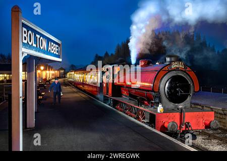 Gare d'Embsay au crépuscule. C'est une gare ferroviaire sur le chemin de fer à vapeur Embsay and Bolton Abbey. Il dessert le petit village d'Embsay au Nord Banque D'Images