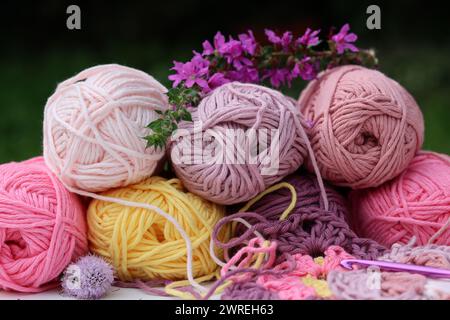 Boutons de fil rose et violet gros plan photo. Beau coton biologique doux sur une table. Banque D'Images