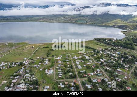 Vue aérienne de la ville de Mollar et du barrage de la Angostura à Tucuman en Argentine vu d'un drone. Banque D'Images