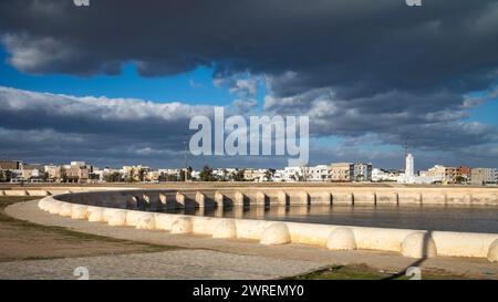 Les bassins aghlabides, citernes d'eau préservées du IXe siècle à Kairouan, Tunisie. Banque D'Images