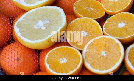 Gros plan sur l'orange fraîche et le citron tranchés. Fond de concept de vitamine C fraîche. Banque D'Images