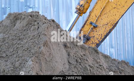 Gros plan bulldozer avec du sable sur le chantier de construction Banque D'Images