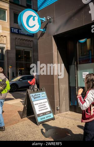 Magasin de dispensaire de marijuana agréé culture House à Herald Square à New York vu le vendredi 8 mars 2024. ( © Richard B. Levine) Banque D'Images