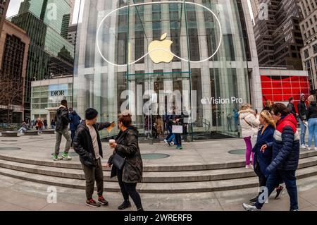 La publicité Apple Vision Pro décore le magasin Apple de la Cinquième Avenue le dimanche 10 mars 2024. (© Richard B. Levine) Banque D'Images