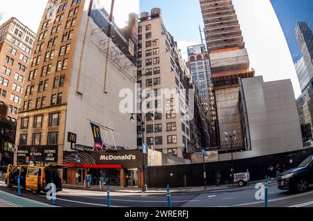 Une franchise McDonald’s sur la huitième Avenue à Midtown Manhattan à New York est vue entourée de développement le dimanche 10 mars 2024. (© Richard B. Levine) Banque D'Images