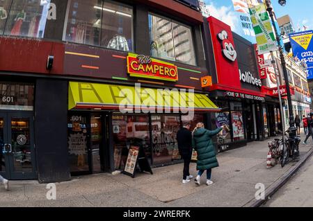 Un restaurant de poulet Pollo Campero à Midtown Manhattan à New York le dimanche 10 mars 2024. La chaîne de poulet frit guatémaltèque compte près de 400 établissements dont 70 aux États-Unis. (© Richard B. Levine) Banque D'Images