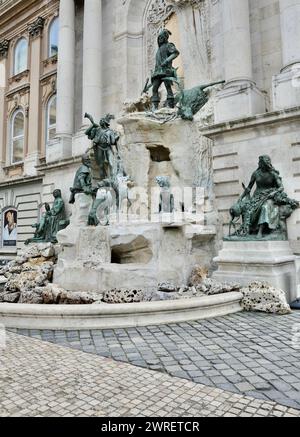 La fontaine Matthias, représentant un groupe de chasseurs dirigé par le roi Matthias Corvin, par le sculpteur Alajos Stróbl (1900). Situé au château de Buda. Banque D'Images