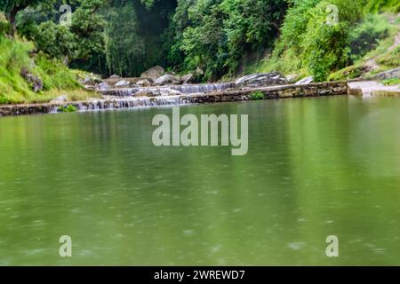 Petite cascade avec un petit lac près de Bhimtal. Vue paysage d'une petite cascade dans les montagnes. cascade cristalline. Banque D'Images