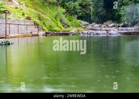 Petite cascade avec un petit lac près de Bhimtal. Vue paysage d'une petite cascade dans les montagnes. cascade cristalline. Banque D'Images