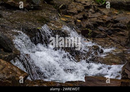 Petite cascade avec un petit lac près de Bhimtal. Vue paysage d'une petite cascade dans les montagnes. cascade cristalline. Banque D'Images