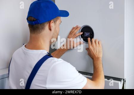 technicien de maintenance et de réparation travaillant sur la chaudière de chauffage au gaz de maison Banque D'Images