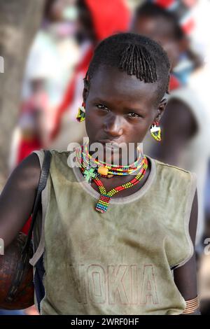 TURMI, OMO VALLEY, ETHIOPIE - 19 NOVEMBRE 2011 : femme Hamar non identifiée au marché du village. Les marchés hebdomadaires sont des événements importants dans la vallée de l'Omo tribal Banque D'Images