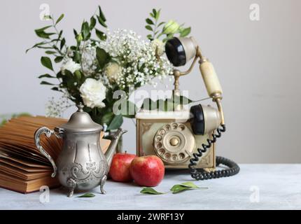 Nature morte de style rétro avec un livre ouvert sur un bureau. Gros plan photo d'objets vintage. Banque D'Images