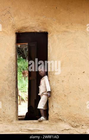 JINKA - ETHIOPIE - 20 novembre 2011 : garçon non identifié dans une porte le 20 novembre 2011 iJinka, Ethiopie. Banque D'Images