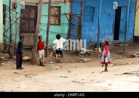 Jinka, ETHIOPIE - 20 novembre 2011 : des enfants non identifiés jouent dans la rue Jinka. Banque D'Images