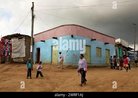 Jinka, ETHIOPIE - 20 novembre 2011 : des personnes non identifiées maintiennent leur mode de vie traditionnel dans la rue Jinka. Banque D'Images