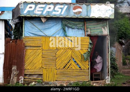 Jinka, ETHIOPIE - 20 novembre 2011 : des personnes non identifiées maintiennent leur mode de vie traditionnel dans la rue Jinka. Banque D'Images