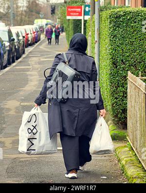 Glasgow, Écosse, Royaume-Uni. 12 mars 2024 : Météo britannique : habitants sur dumbarton Road. Nuageux dans la ville vu les habitants et les touristes dans les rues du centre-ville. Crédit Gerard Ferry/Alamy Live News Banque D'Images