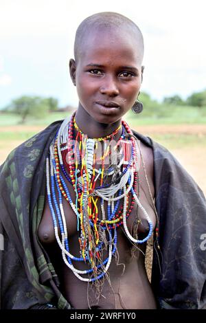 SUD OMO - ETHIOPIE - 25 NOVEMBRE 2011 : Portrait de la vieille femme non identifiée de la tribu africaine Dasanech, en 25 novembre 2011 à Omo Rift Val Banque D'Images