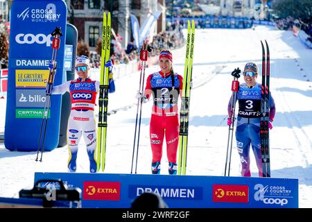 Drammen 20240312.Kristine Stavaas Skistad, de Norvège, a gagné tandis que Linn Svahn, de Suède (à gauche), a pris la deuxième place et Rosie Brennan, des États-Unis (à droite), a pris la troisième place lors de la finale de sprint classique de la Coupe du monde de ski de fond à Drammen mardi. Photo : Terje Pedersen / NTB Banque D'Images