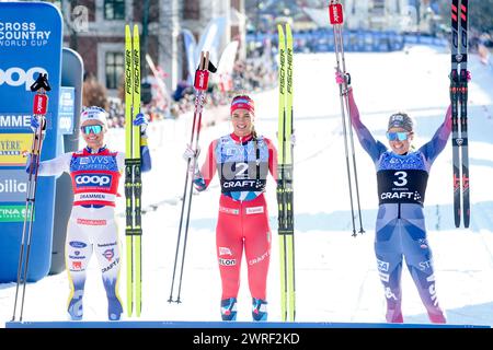 Drammen 20240312.Kristine Stavaas Skistad, de Norvège, a gagné tandis que Linn Svahn, de Suède (à gauche), a pris la deuxième place et Rosie Brennan, des États-Unis (à droite), a pris la troisième place lors de la finale de sprint classique de la Coupe du monde de ski de fond à Drammen mardi. Photo : Terje Pedersen / NTB Banque D'Images