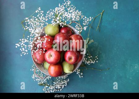 Photo de nature morte avec des pommes rouges poires sur fond bleu. Gros plan photo de fruits de saison. Concept d'alimentation équilibrée. Banque D'Images