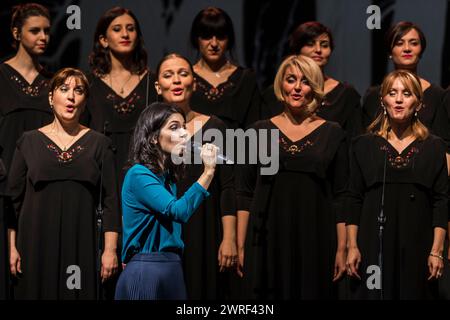 La chanteuse britannique Katie Melua joue en concert au Cirque Royal avec le chœur féminin de Gori | la chanteuse britannique Katie Melua en concert au cirque Banque D'Images