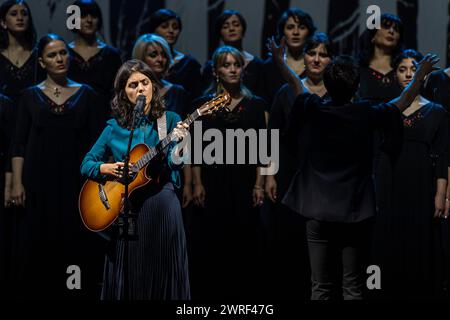 La chanteuse britannique Katie Melua joue en concert au Cirque Royal avec le chœur féminin de Gori | la chanteuse britannique Katie Melua en concert au cirque Banque D'Images