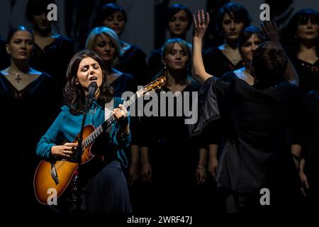 La chanteuse britannique Katie Melua joue en concert au Cirque Royal avec le chœur féminin de Gori | la chanteuse britannique Katie Melua en concert au cirque Banque D'Images