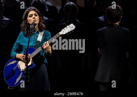 La chanteuse britannique Katie Melua joue en concert au Cirque Royal avec le chœur féminin de Gori | la chanteuse britannique Katie Melua en concert au cirque Banque D'Images