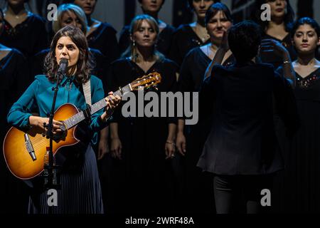 La chanteuse britannique Katie Melua joue en concert au Cirque Royal avec le chœur féminin de Gori | la chanteuse britannique Katie Melua en concert au cirque Banque D'Images