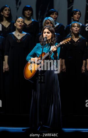 La chanteuse britannique Katie Melua joue en concert au Cirque Royal avec le chœur féminin de Gori | la chanteuse britannique Katie Melua en concert au cirque Banque D'Images