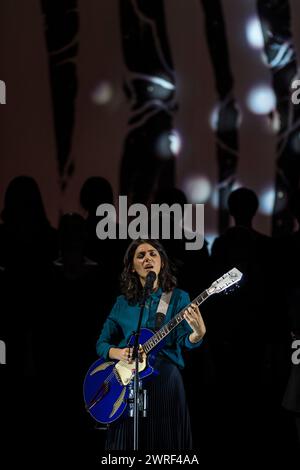 La chanteuse britannique Katie Melua joue en concert au Cirque Royal avec le chœur féminin de Gori | la chanteuse britannique Katie Melua en concert au cirque Banque D'Images